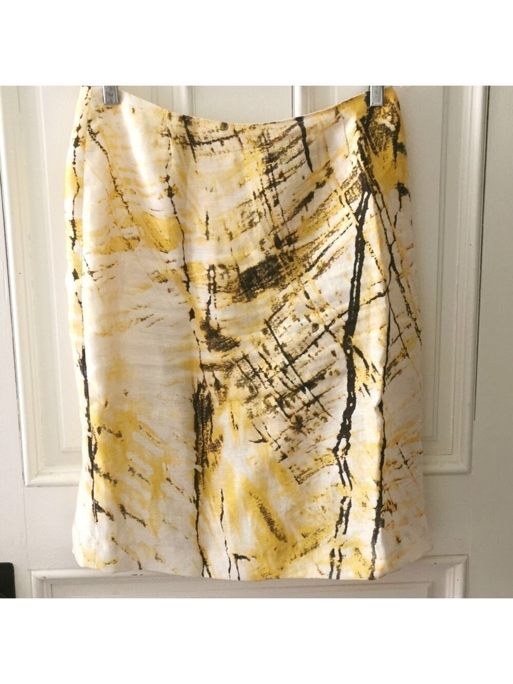 Simon Chang 90% Linen pencil skirt. Abstract print. Size 6. EUC